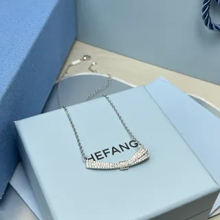 Collier avec pendentif en forme de nœud pavé de cristal