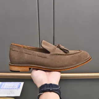 棕米色麂皮鞋面流苏细节乐福鞋