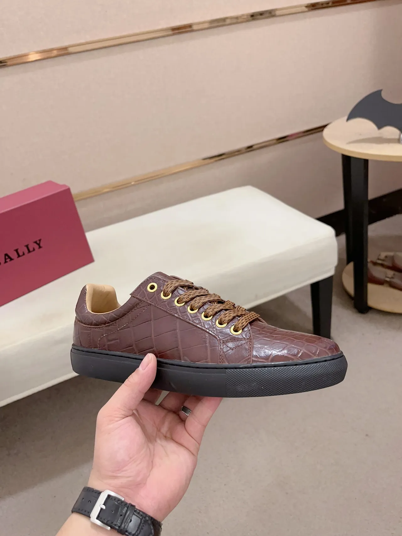 Sapatos canvas com silhueta low-top, parte superior de couro com estampagem de crocodilo, cor marrom e preto 5