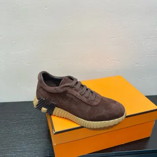 Zapatillas con upper de ante marrón negro, suela crepe con surcos