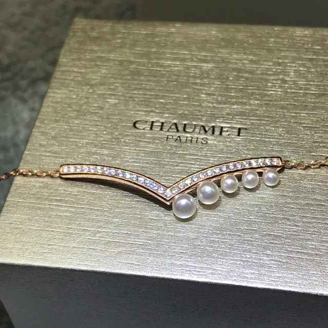 CHAUMET Liens Bracelet en forme de V de perles et diamants 3