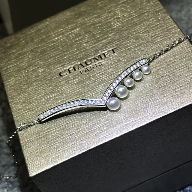 CHAUMET Liens Bracelet en forme de V de perles et diamants 4