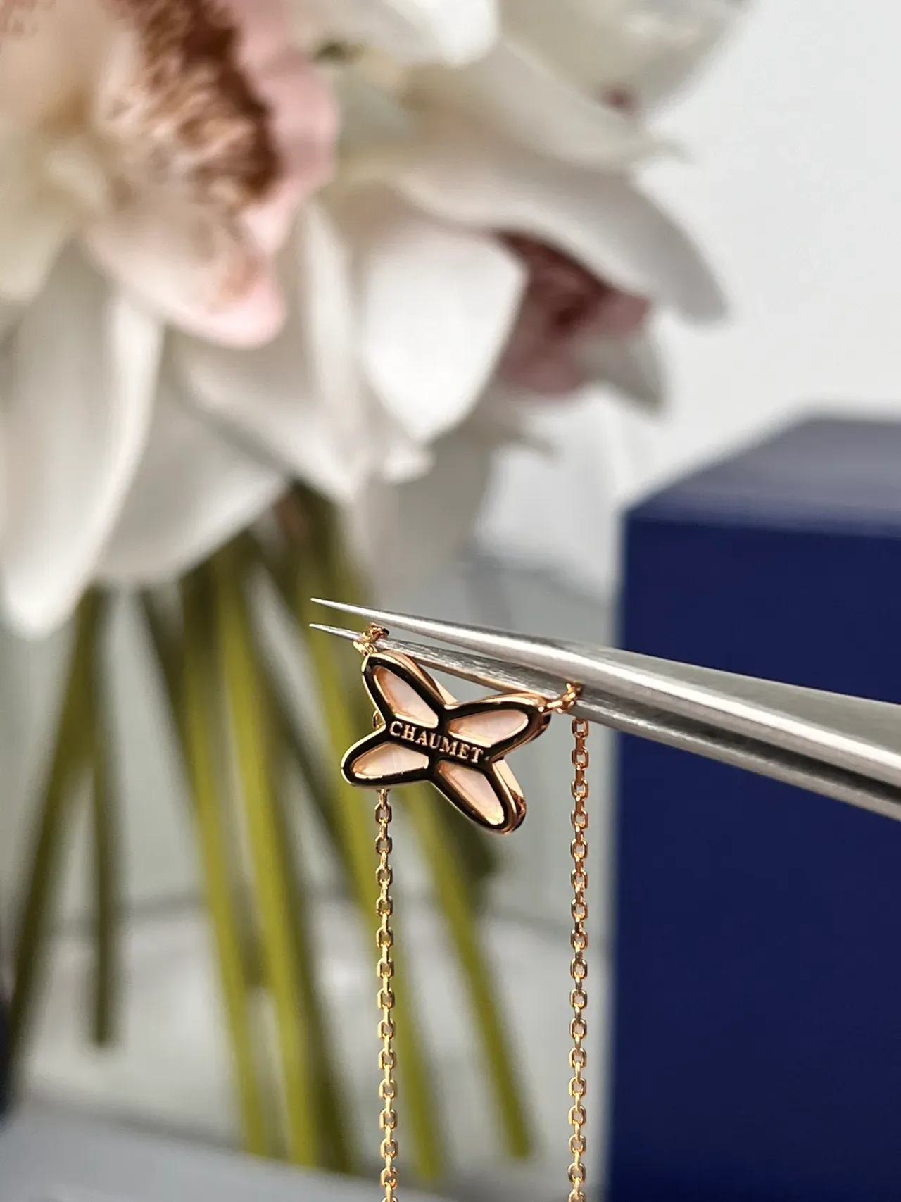 Chaumet Collier pendentif en perle mère et diamant en forme d'étoile 2