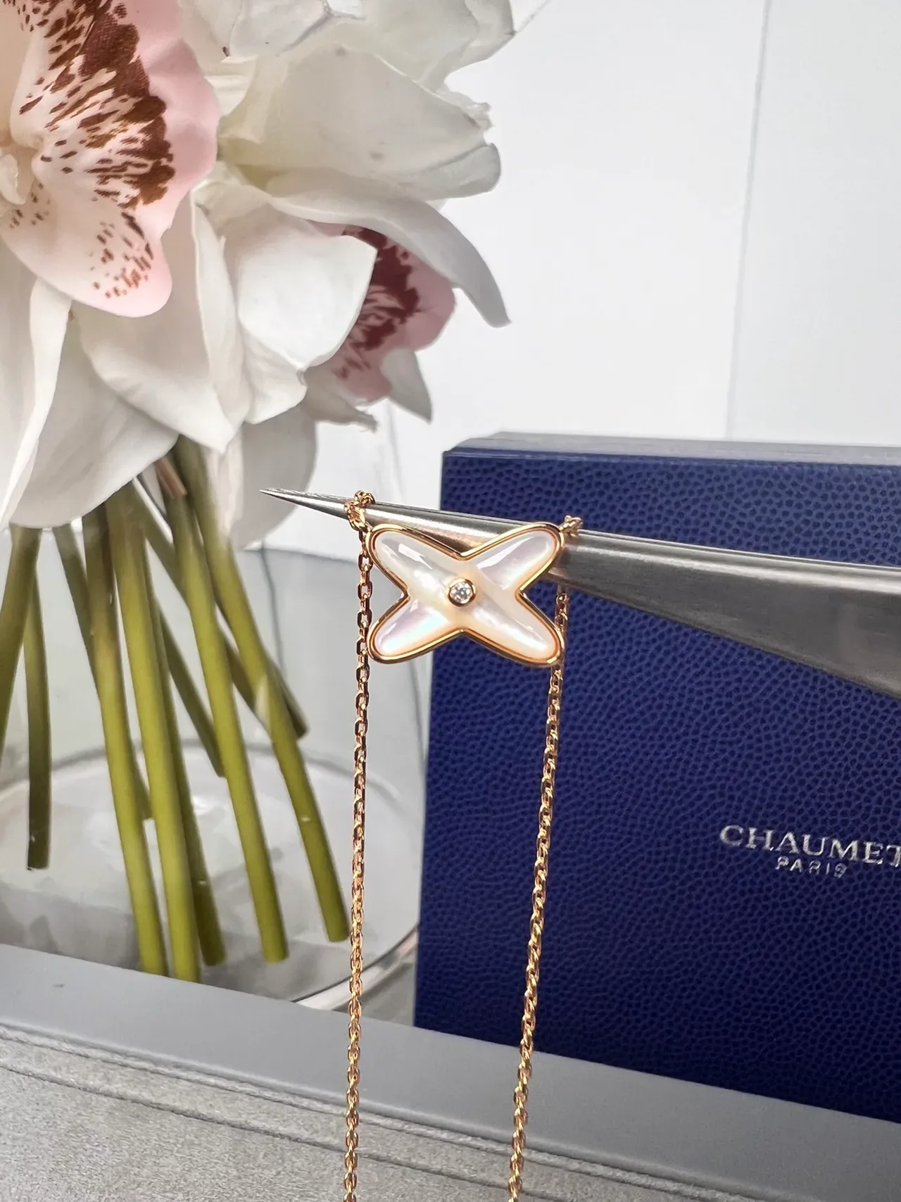 Chaumet Collier pendentif en perle mère et diamant en forme d'étoile 3