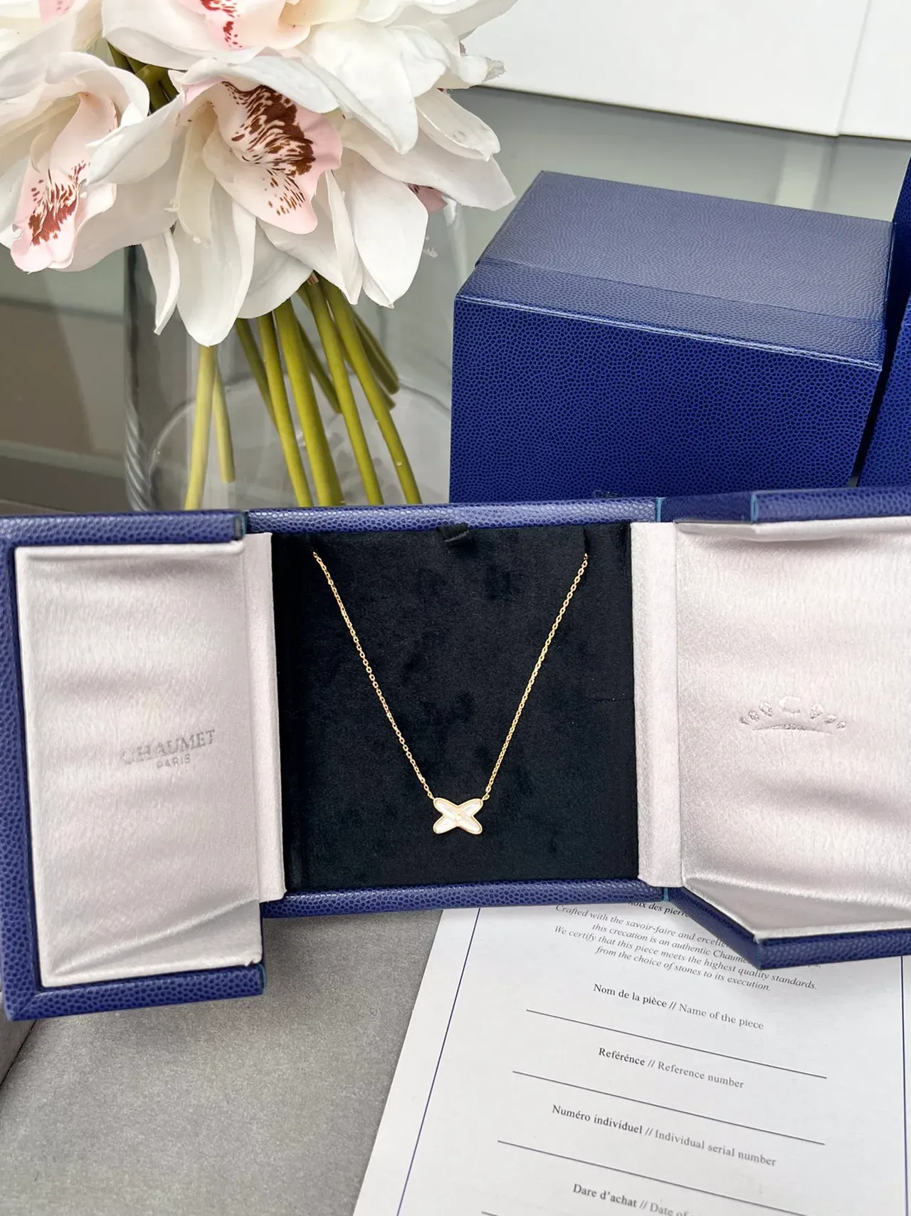 Chaumet Collier pendentif en perle mère et diamant en forme d'étoile 4