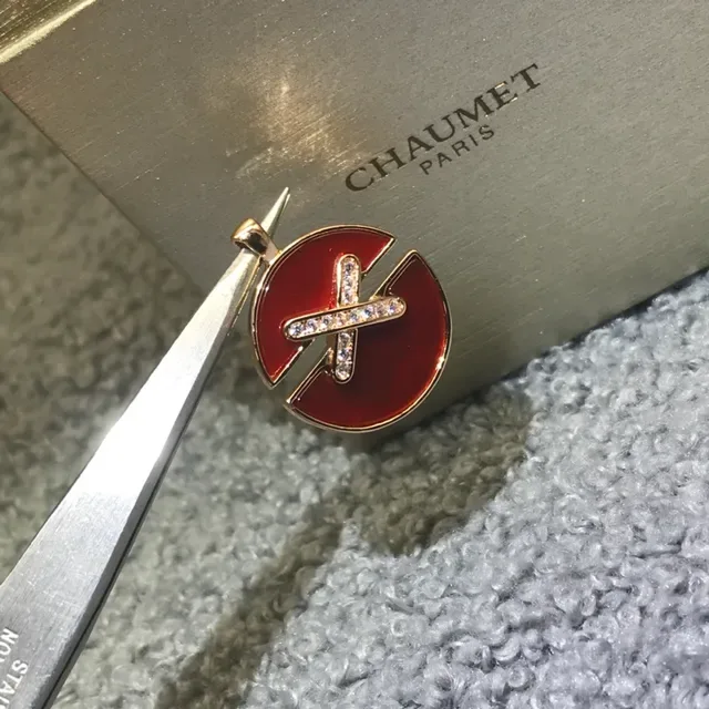 Colares com pingente circular de esmalte e madrepérola com motivo X 2
