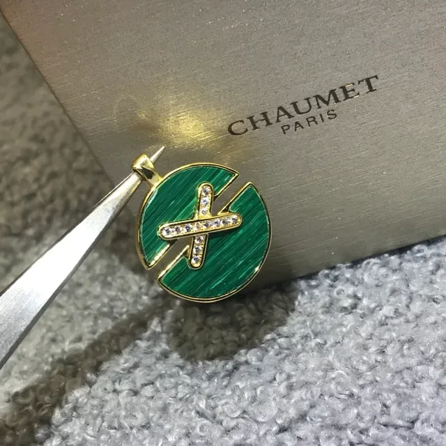 Colares com pingente circular de esmalte e madrepérola com motivo X 4
