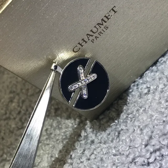 Colares com pingente circular de esmalte e madrepérola com motivo X 5