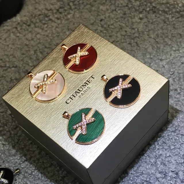 Colares com pingente circular de esmalte e madrepérola com motivo X 8