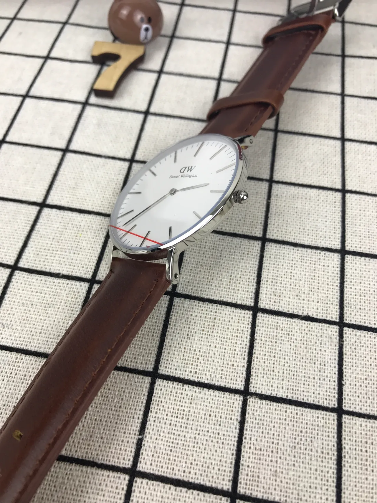 Daniel Wellington বাদামি সাদা মিনিমালিস্ট পাতলা কেস কোয়ার্টজ ঘড়ি 4