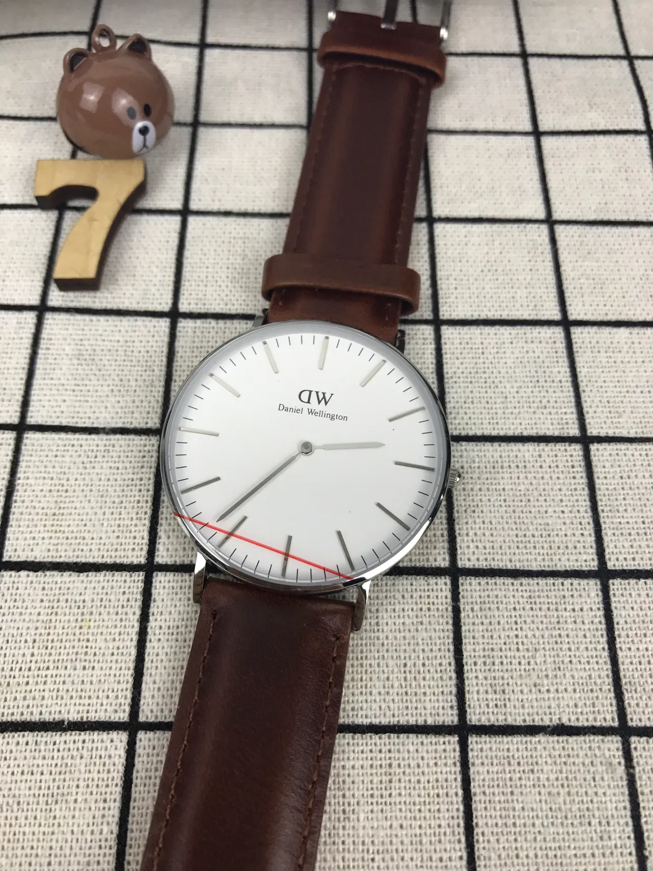 Daniel Wellington বাদামি সাদা মিনিমালিস্ট পাতলা কেস কোয়ার্টজ ঘড়ি 5