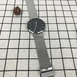 Daniel Wellington क्लासिक ब्लैक डायल सिल्वर मेश क्वार्ट्ज घड़ी