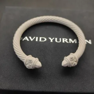David Yurman سوار أبيض كابل ملتوي مع نهايات منحوتة