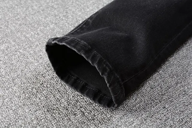 ডিস্ট্রেসড স্লিম-ফিট কালো ডেনিম জিন্স 3