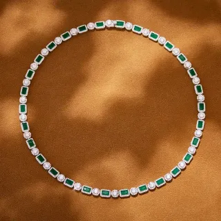 سلسلة خرز زمرد مقطوعة خضراء وبيضاء متناوبة