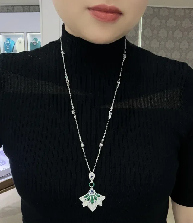 Fan-Shaped Malachite and Mother-of-Pearl Pendant Necklace 2