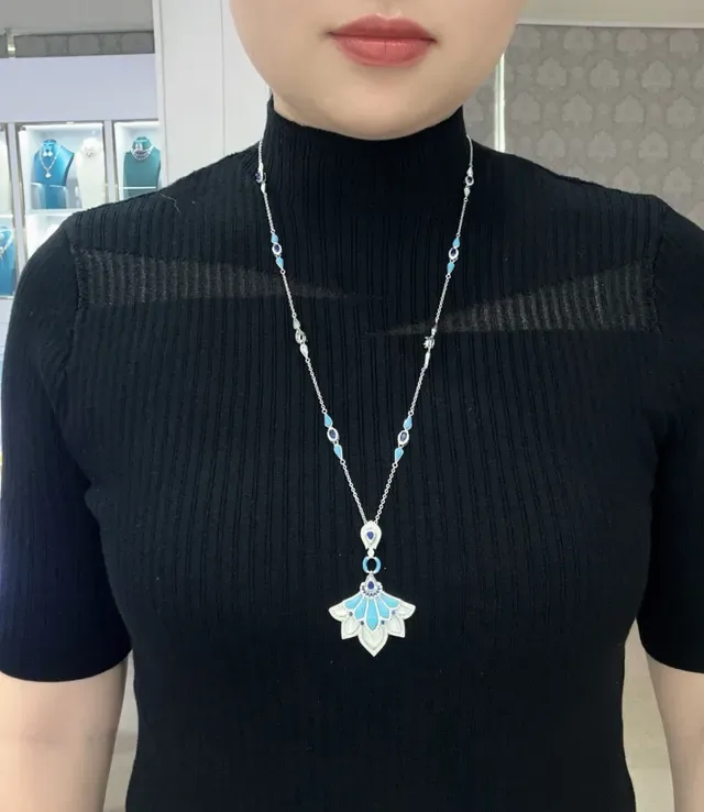 Fan-Shaped Malachite and Mother-of-Pearl Pendant Necklace 3