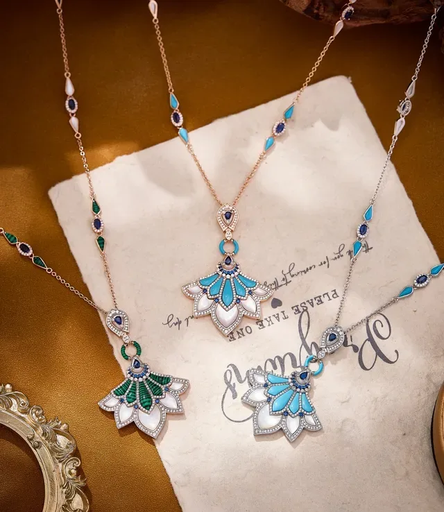 Fan-Shaped Malachite and Mother-of-Pearl Pendant Necklace 4