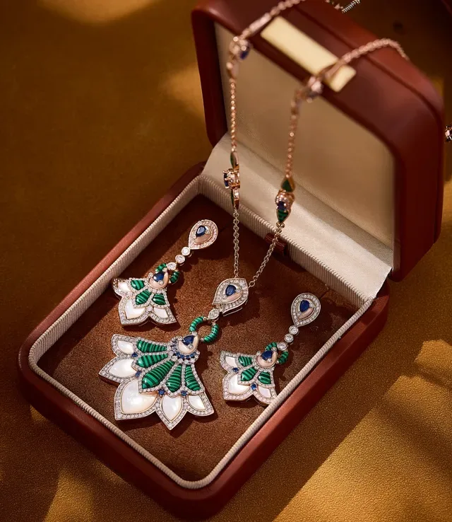 Fan-Shaped Malachite and Mother-of-Pearl Pendant Necklace 8