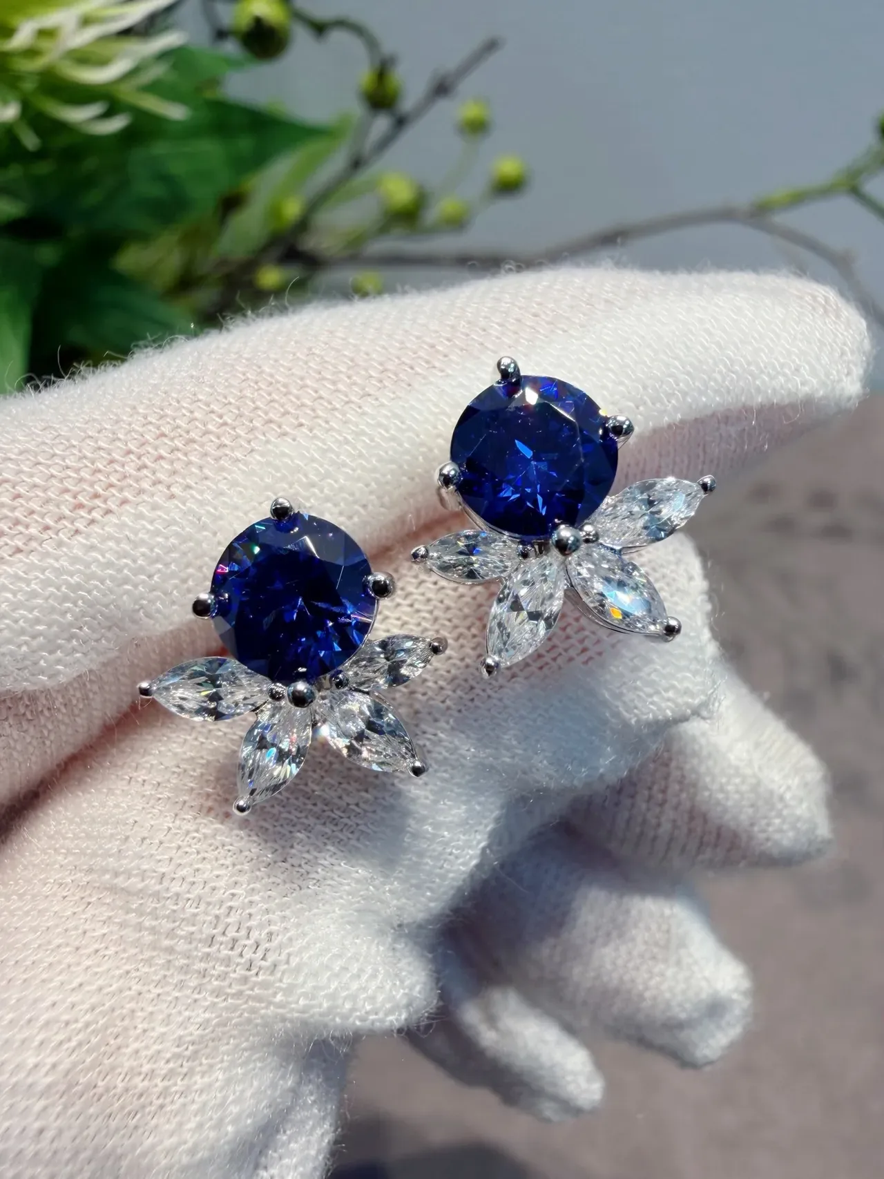 Floral Motif Blue Center Stone Marquise Side Stone Ring 2
