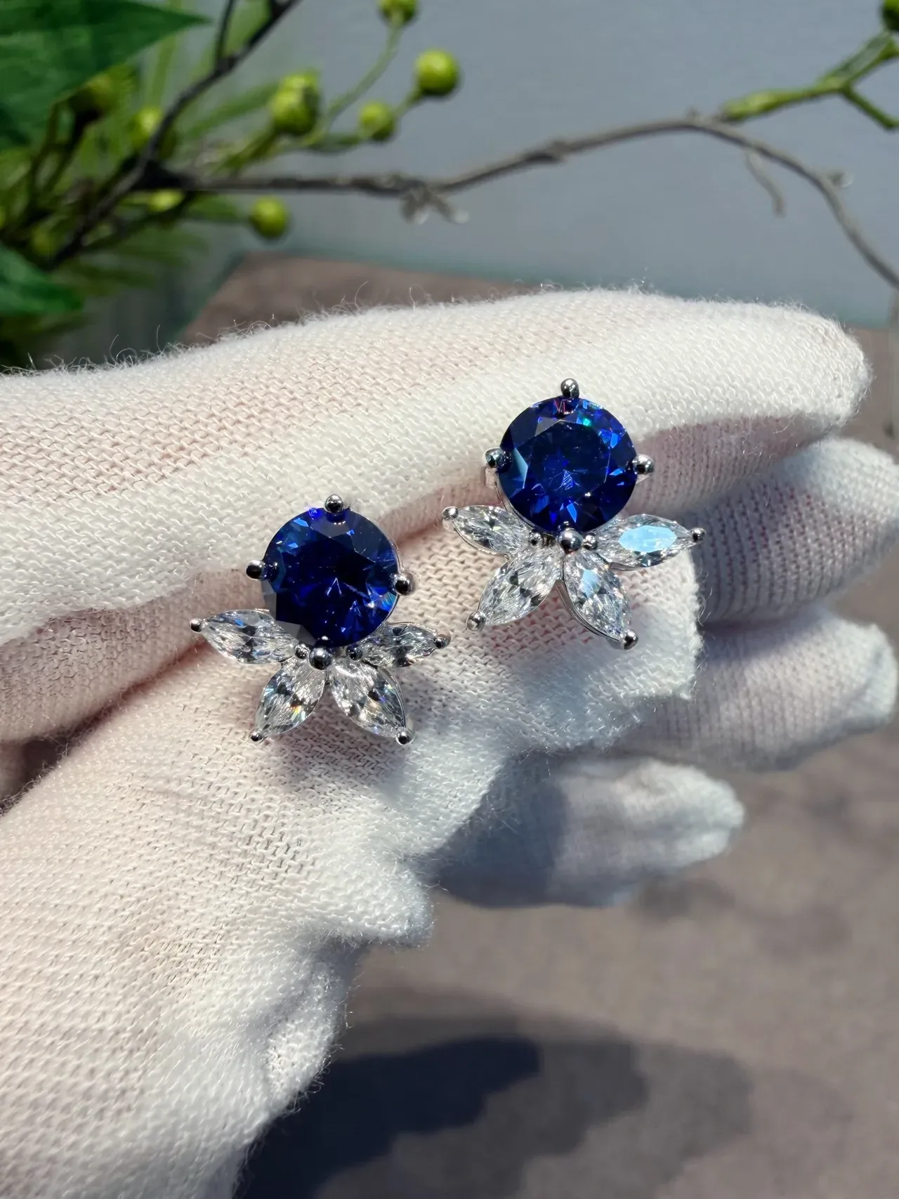 Floral Motif Blue Center Stone Marquise Side Stone Ring 3
