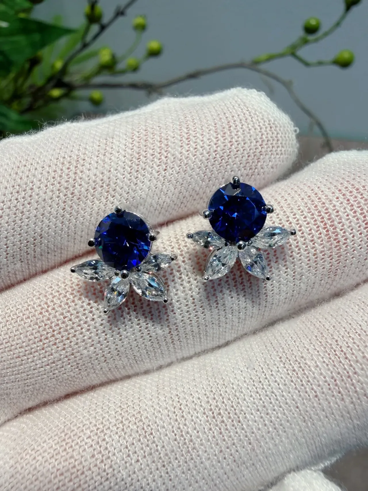 Floral Motif Blue Center Stone Marquise Side Stone Ring 4