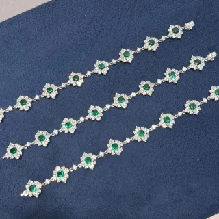 Collar con motivo floral pavé-set de piedras verdes y transparentes