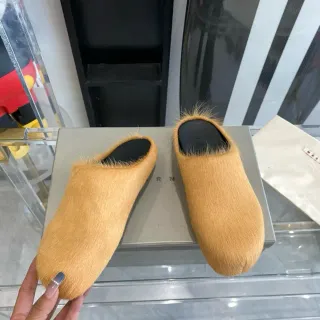 Sapatos casuais de pelúcia cor tan abertos nas costas estilo slipper