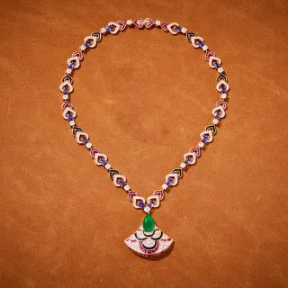 Collar con colgante de motivo abanico incrustado de gemas