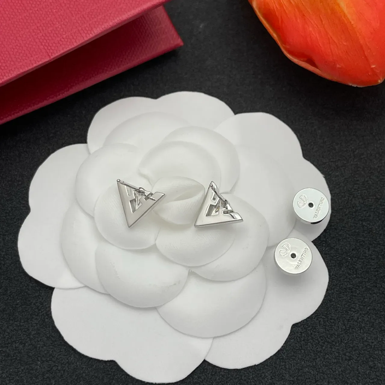 Geometric V-Frame Triangle Stone Stud Earrings 3