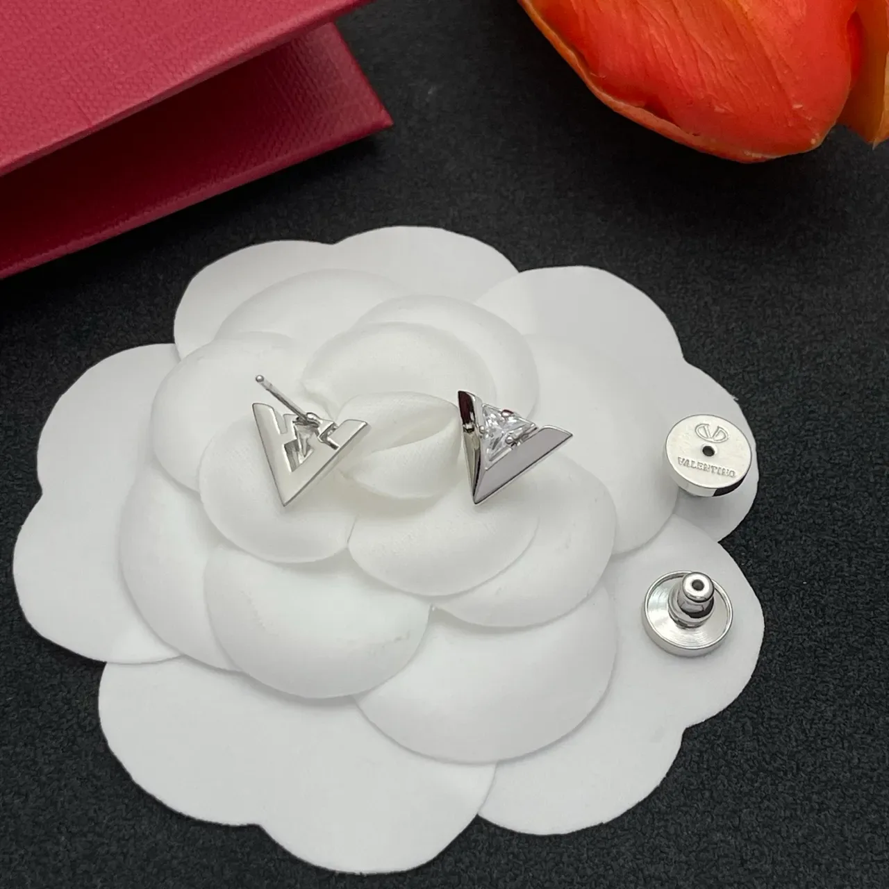 Geometric V-Frame Triangle Stone Stud Earrings 4