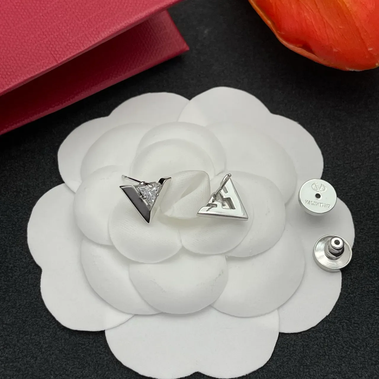Geometric V-Frame Triangle Stone Stud Earrings 5