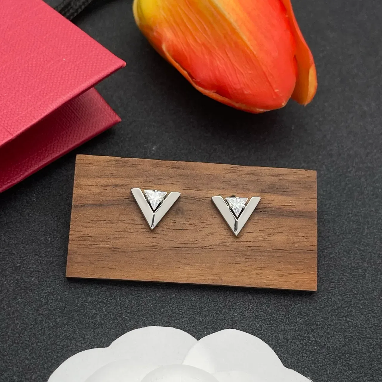 Geometric V-Frame Triangle Stone Stud Earrings 6