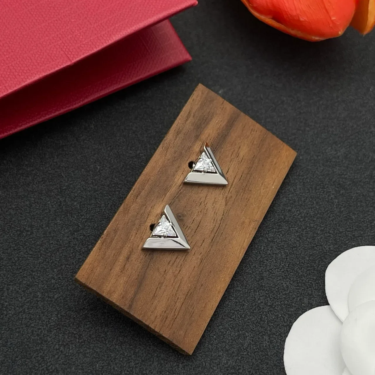 Geometric V-Frame Triangle Stone Stud Earrings 7