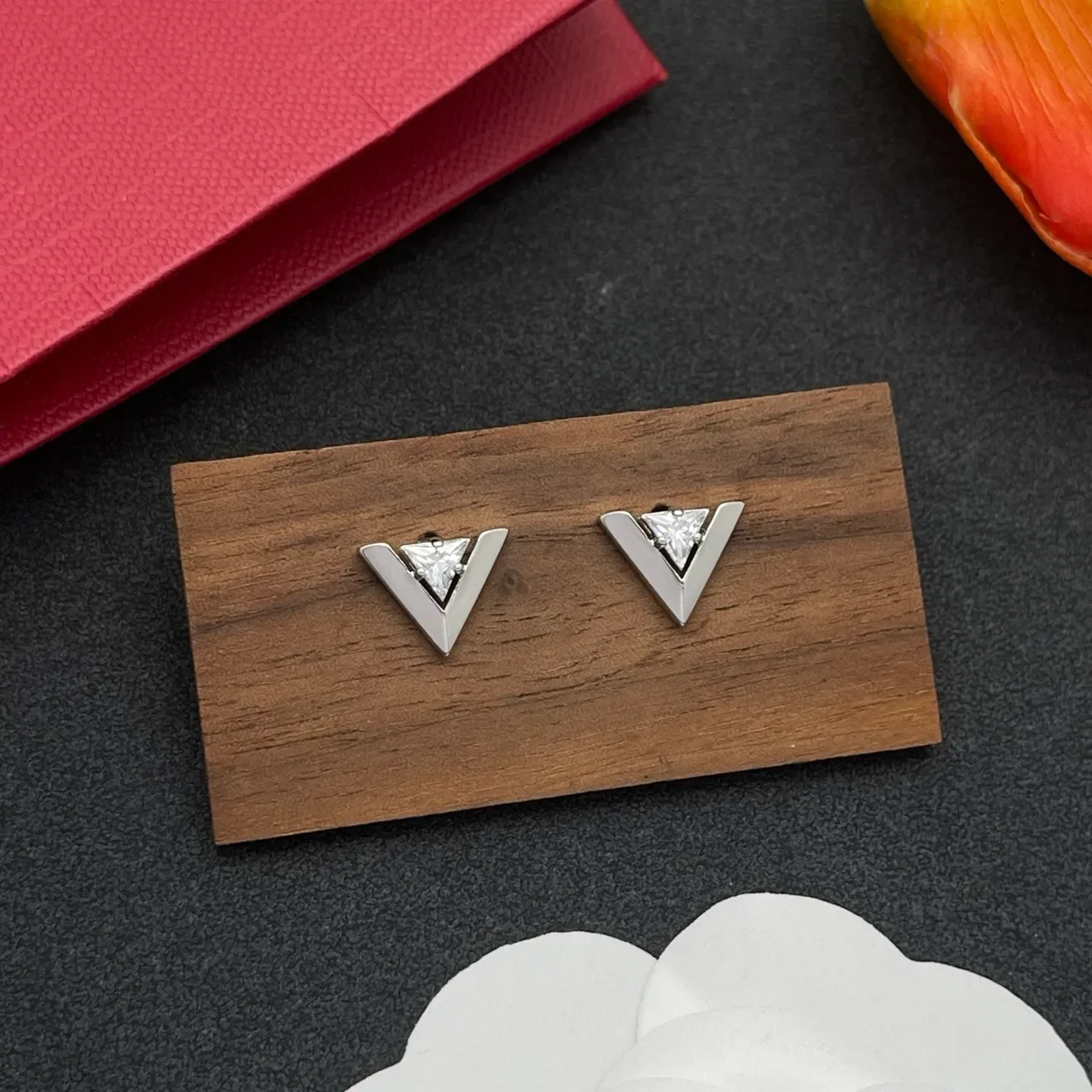 Geometric V-Frame Triangle Stone Stud Earrings 8