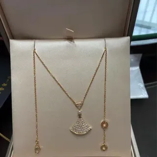 Collier pendentif doré beige en forme d'éventail pavé détachable avec charm goutte de perla