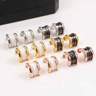 Brincos dourados pretos em forma de C com inlay de cerâmica