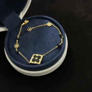 Pulsera cadena dorada negra esmaltada con motivo de cuatrohojas
