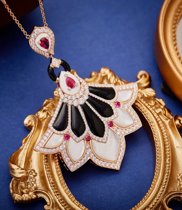Colar de Ouro Preto Pendente em Forma de Leque Diamantes Pavé-Set 3