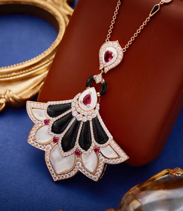 Colar de Ouro Preto Pendente em Forma de Leque Diamantes Pavé-Set 4
