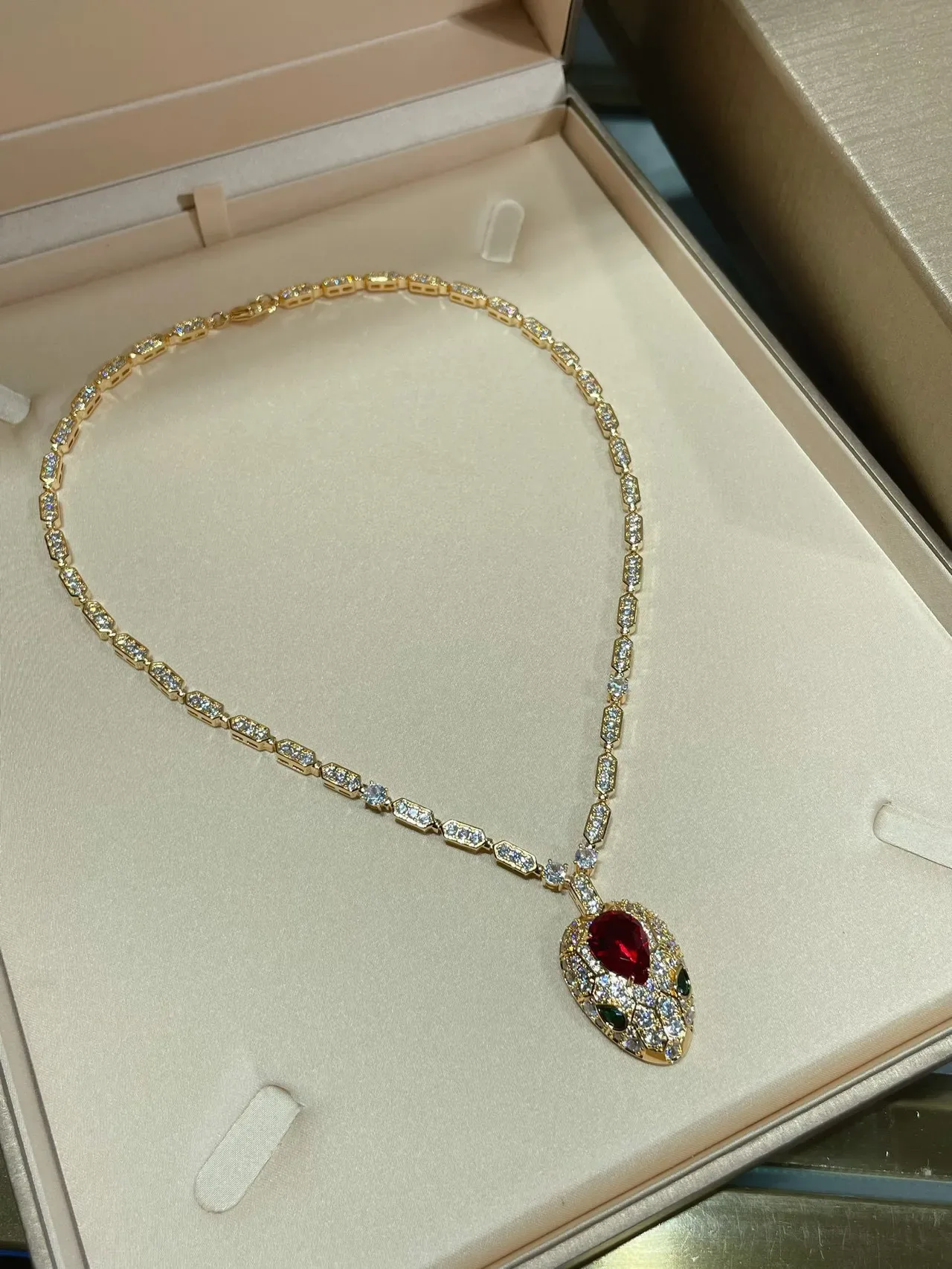 Collier avec pendentif tête de serpent doré bleu pavé-set pierres transparentes 2