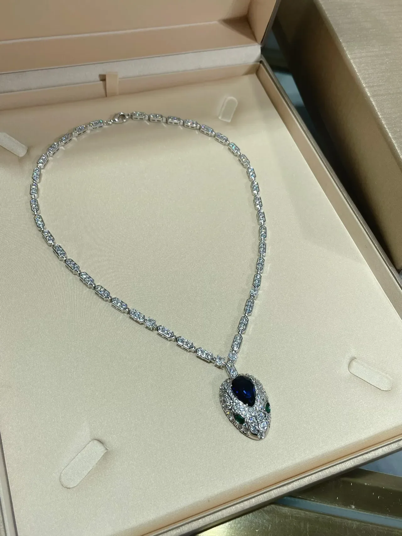 Collier avec pendentif tête de serpent doré bleu pavé-set pierres transparentes 3