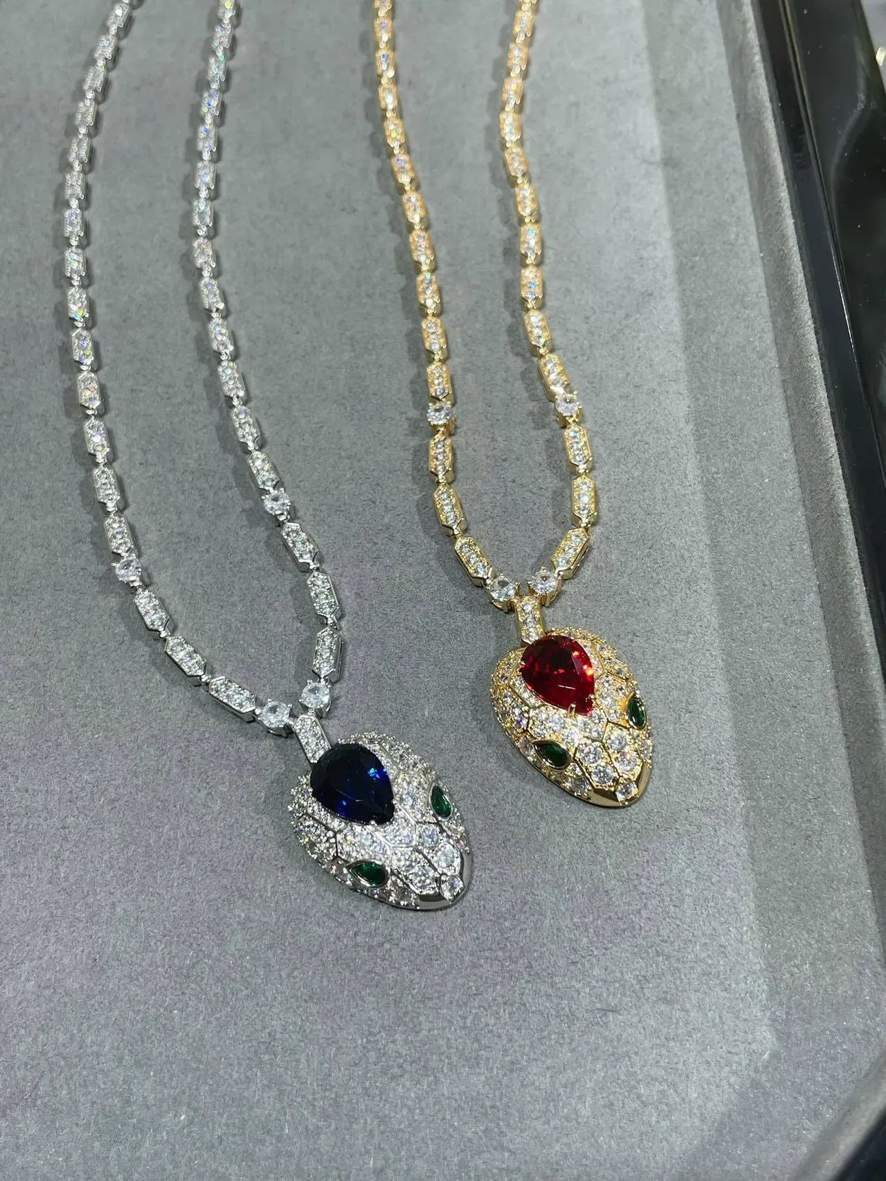 Collier avec pendentif tête de serpent doré bleu pavé-set pierres transparentes 4