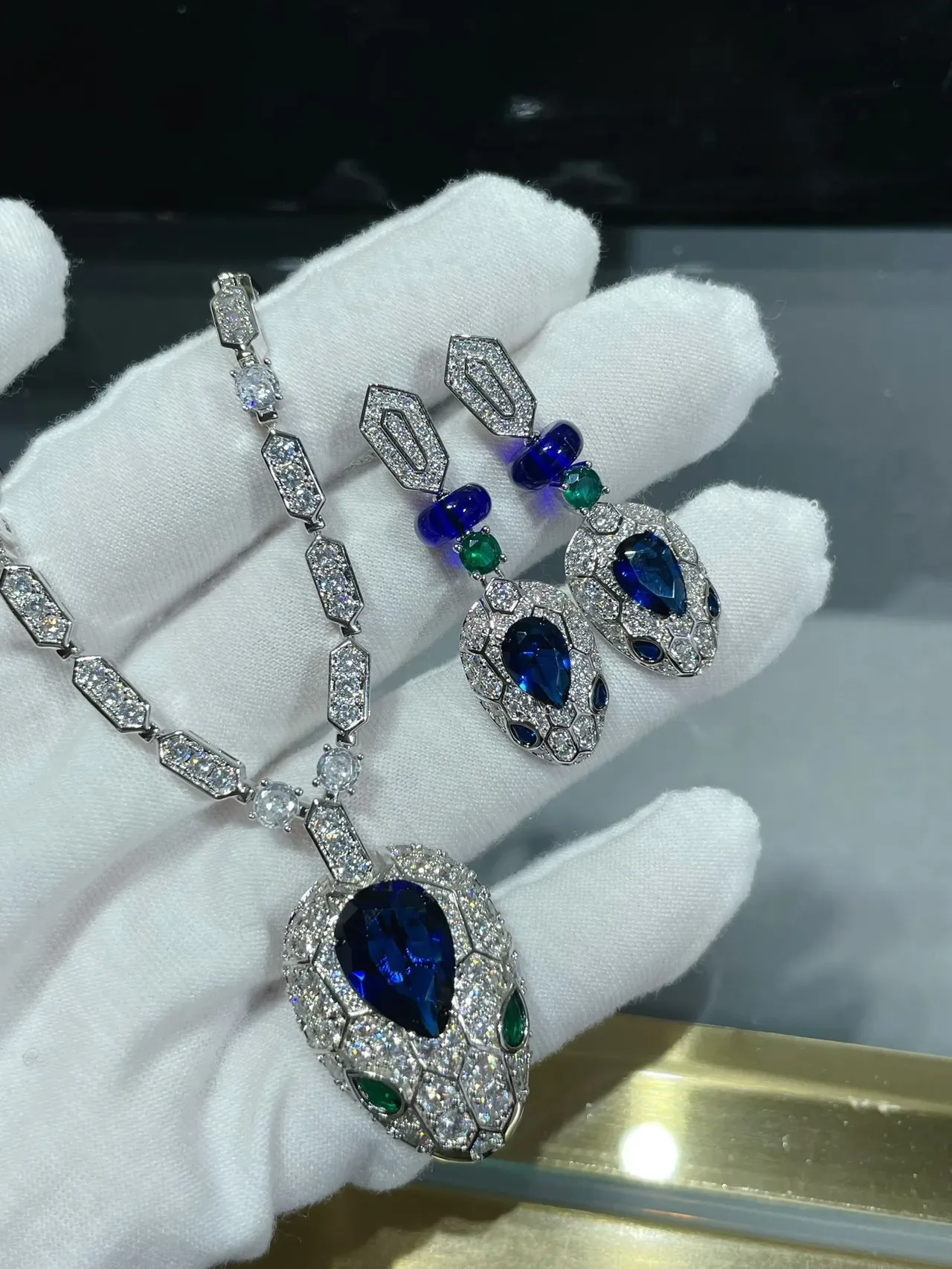 Collier avec pendentif tête de serpent doré bleu pavé-set pierres transparentes 7