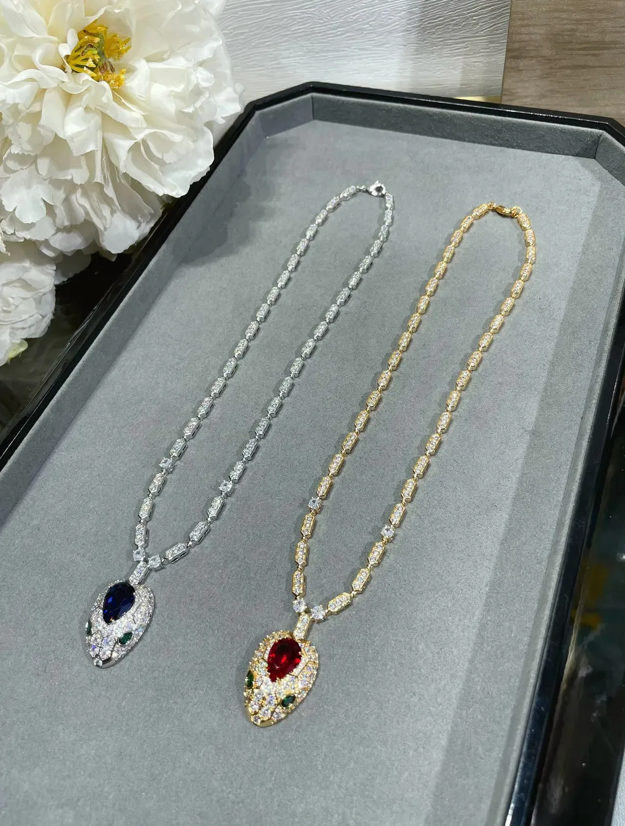Collier avec pendentif tête de serpent doré bleu pavé-set pierres transparentes 8