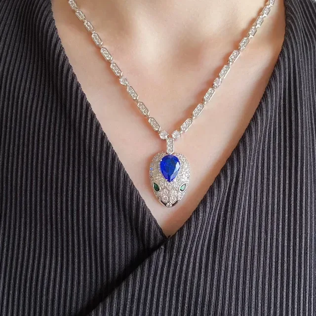 Collier avec pendentif tête de serpent doré bleu pavé-set pierres transparentes 9