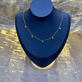 Collier Chaîne Verte avec Cinq Charms Cœur Pendus Dorés
