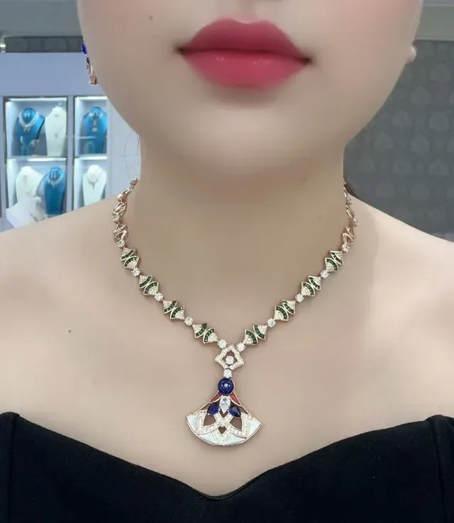 Gold Green Fan-Shaped Pendant Geometric Links Necklace 2