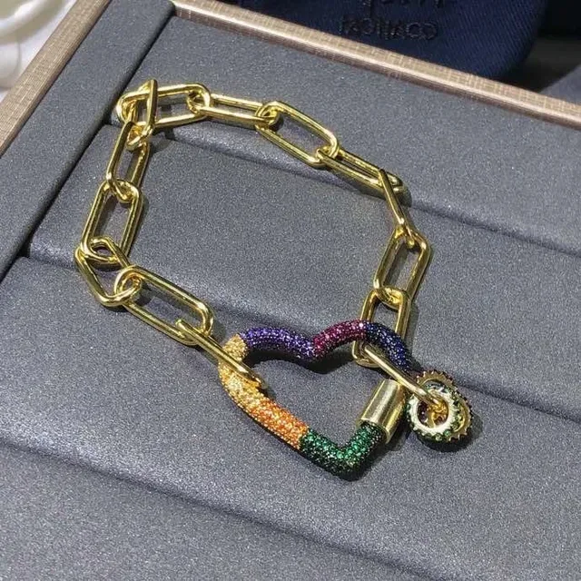 Bracelete de corrente de eslabões grossos dourada multicolor pavê com pingente de coração arco-íris 9