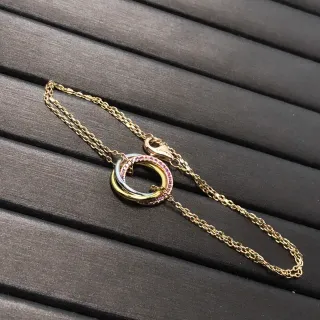 Colar de ouro rosa com pingente de anel triplo entrelaçado com pedras pavé